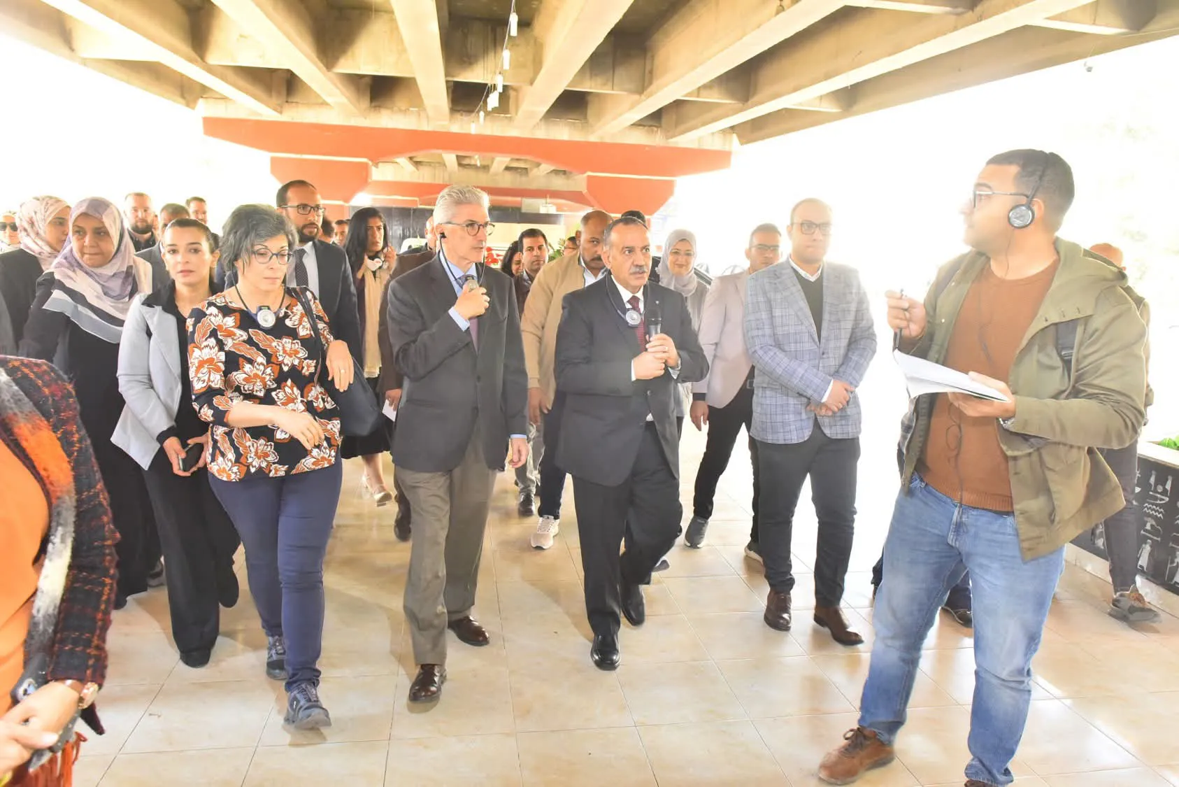 من منطقة مهملة إلى مركز اقتصادي.. محافظ أسيوط يعرض تجربة «بازار كيان» أمام وفد الاتحاد